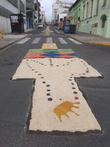 Os tradicionais tapetes da procissão coloriram e embelezaram a rua Hercílio Luz onde passarão os fiéis.